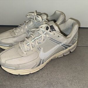 Nike Vomero 5 Athletic Shoes in Gray and White size 11.5